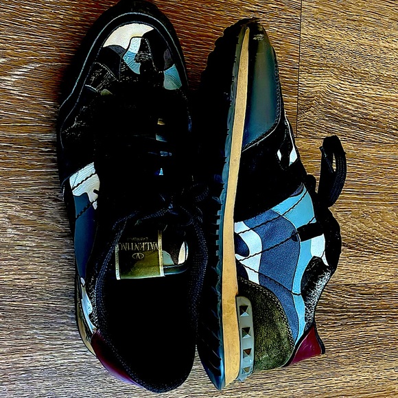 SNOW CAMO VALENTINO ROCKRUNNERS! 🔥 - Picture 2 of 3